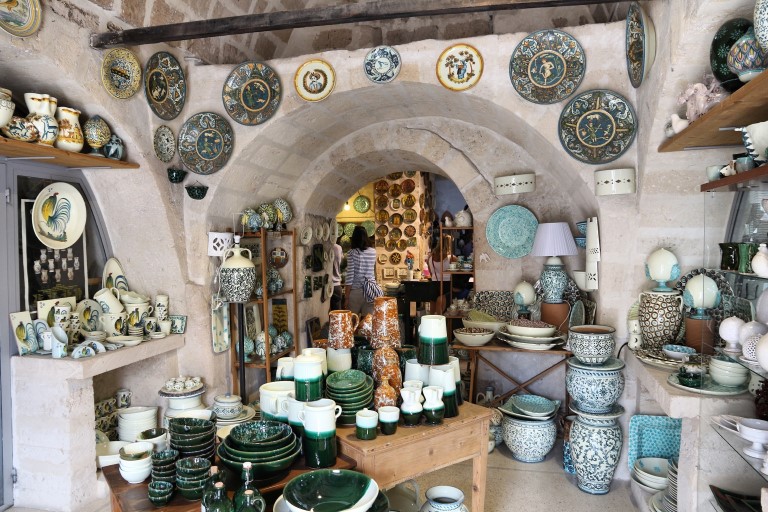 Texto: Uma loja típica de cerâmica artesanal em Grottaglie, na Itália. Foto: Shutterstock/Tupungato.