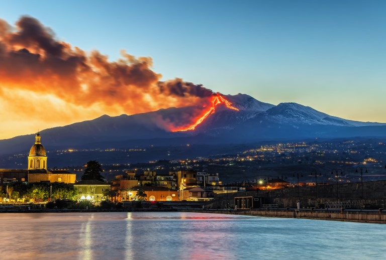 Texto: O vulcão Etna, localizado na Sicília, é considerado ativo e o mais alto da Europa. Foto: Shutterstock/lapissable.