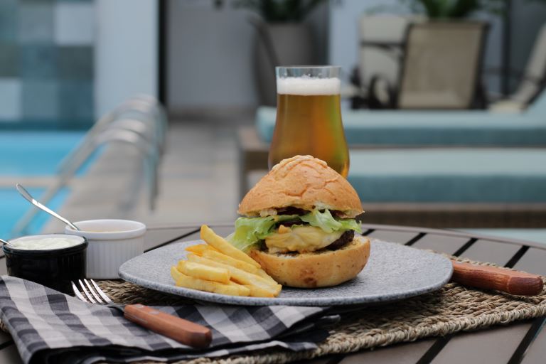 Texto: Salad Burger traz o hambúrguer tradicional acompanhado de alface, cebola roxa, tomate e queijo. Foto: Dable Marketing.