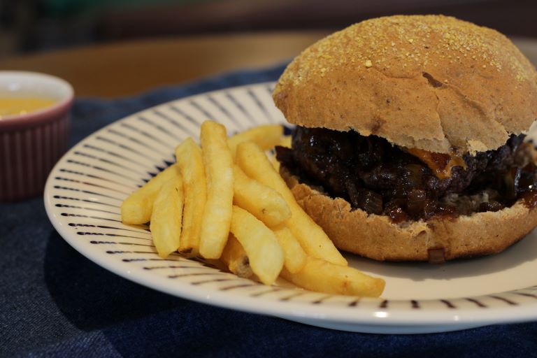 Texto: A batata frita é outro acompanhamento imprescindível ao servir hambúrguer! Foto: Dable Marketing.