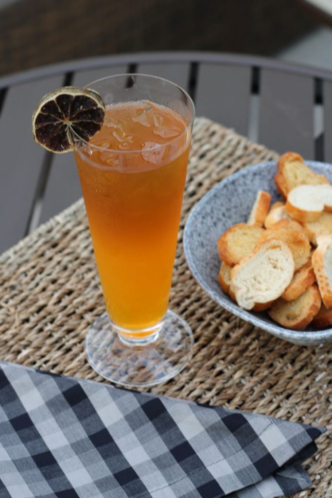 Texto: French Quarter servido em taça da Oxford Alumina Crystal. Os aperitivos são ótimos acompanhamentos para este coquetel. Foto: Dable Marketing.