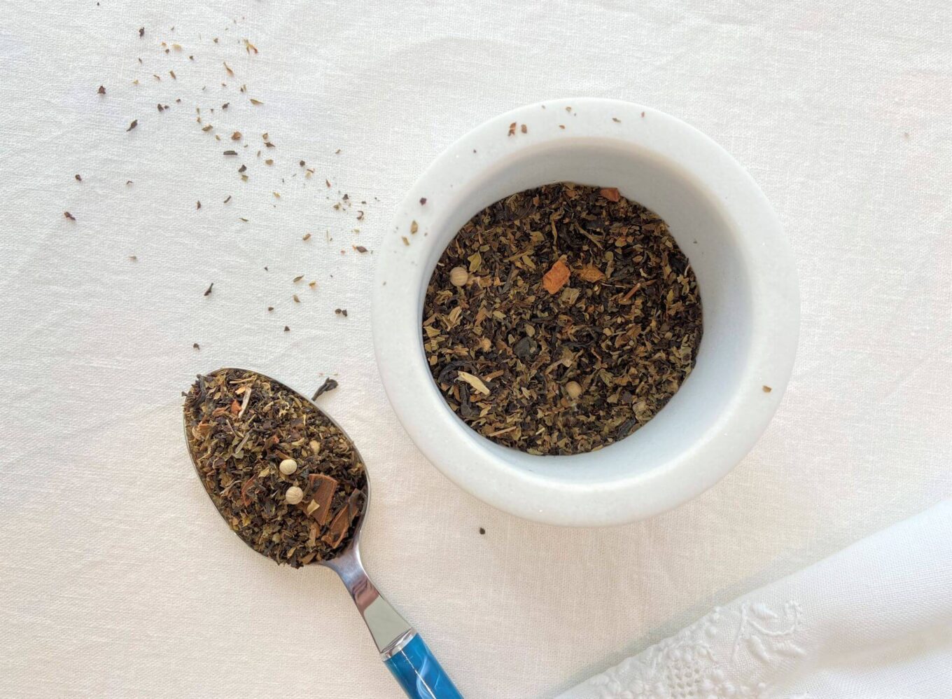Escolhemos um blend com base de chá preto com especiarias e utilizamos 4g do bled com 400ml de água.