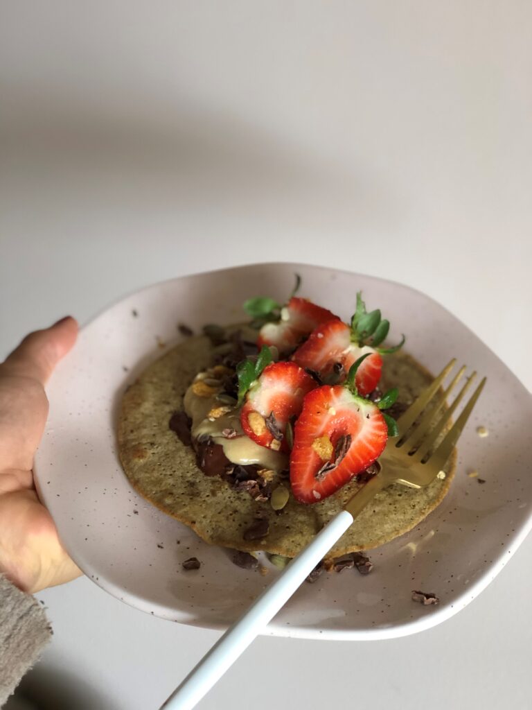 Texto: Como acompanhamento da panqueca, a Gabi Mahamud adicionou morangos orgânicos, pasta de amendoim e chocolate 70% cacau. Foto: Gabi Mahamud.