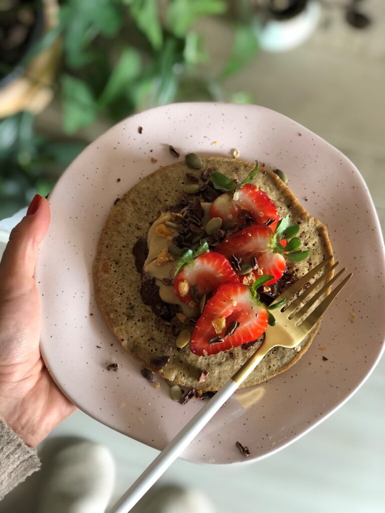 Texto: Receita de panqueca da @gabimahamud. Prática e muito saborosa. Na foto, o prato de sobremesa da coleção Ryo Pink Sand e garfo do jogo de talheres Catarina, da Oxford. Foto: Gabi Mahamud.