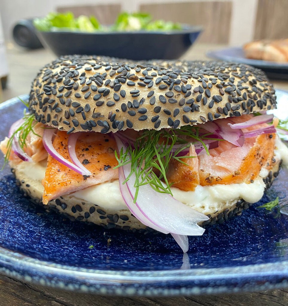 Texto: O preparo deste sanduíche de salmão é uma das opções de receitas elaboradas pela Larissa. Deu água na boca! Foto: Larissa Januário.