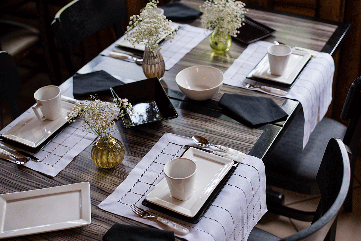 Texto: O clássico preto e branco reformulado em uma mesa posta para café da manhã diferente. Aposte nessa ideia! Foto: Karla Rudnick.