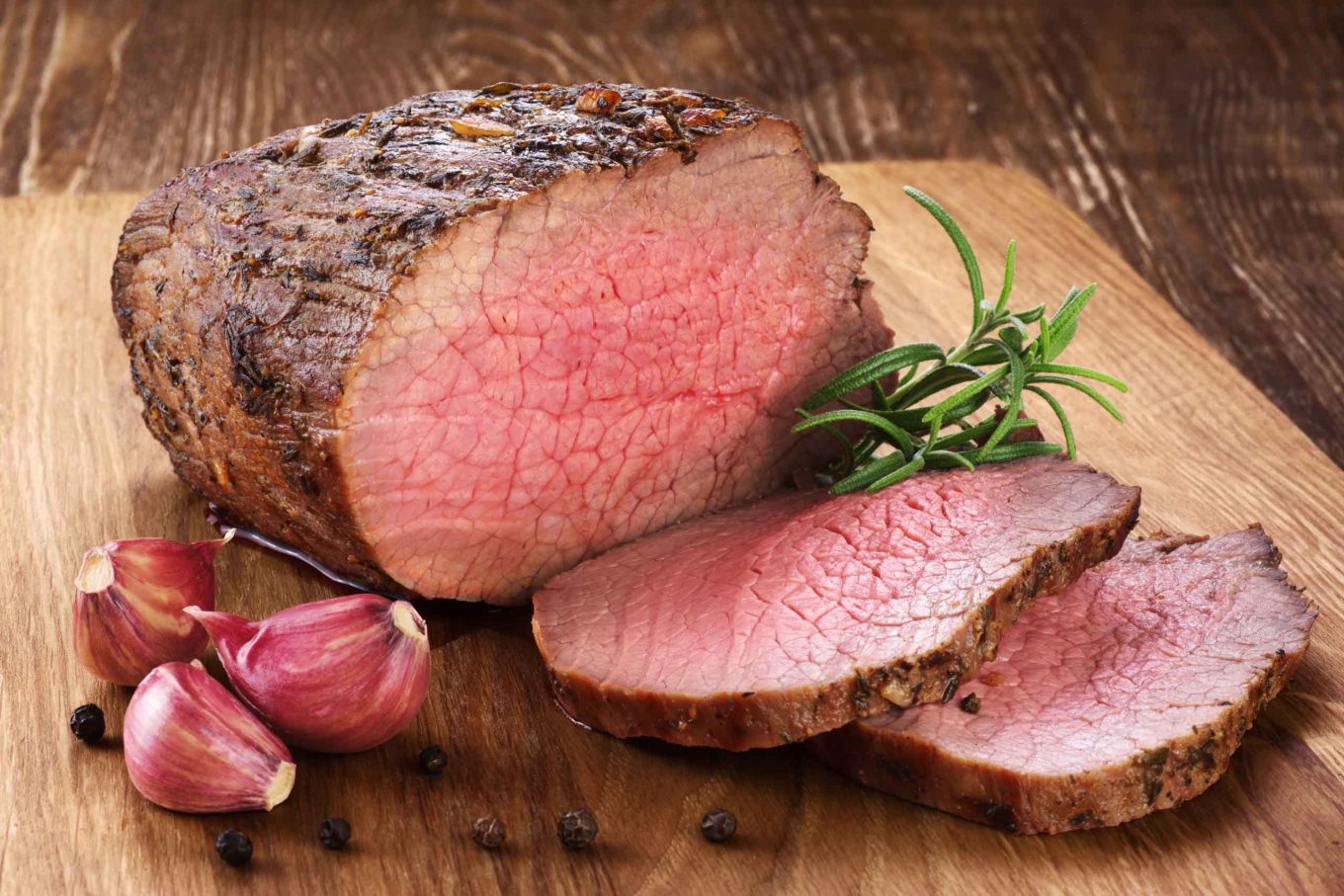 Texto: O rosbife tem origem britânica e consiste em dourar muito bem a carne do lado de fora, deixando a parte interna malpassada e preservando assim sua suculência. Foto: Shutterstock/Vitals.