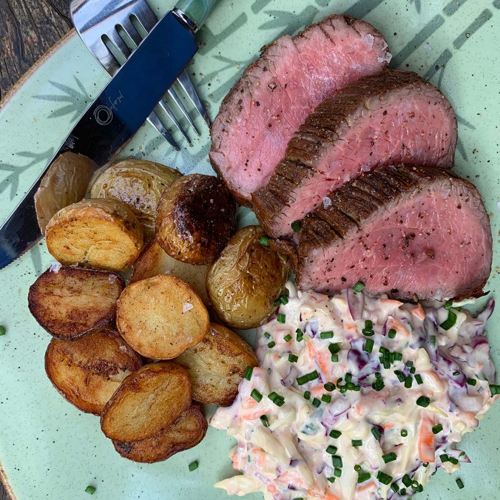 Texto: Esta receita de rosbife com batatas e salada rica é uma opção deliciosa para diversificar o cardápio: Foto: Larissa Januário.