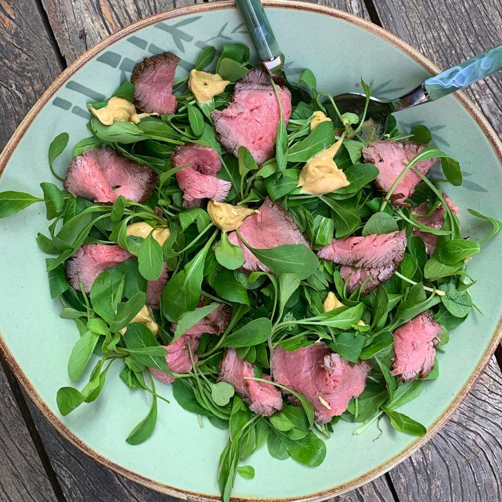 Texto: O prato raso da coleção Ryo Bambu foi o escolhido para receber a salada de rúcula com rosbife. Foto: Larissa Januário.