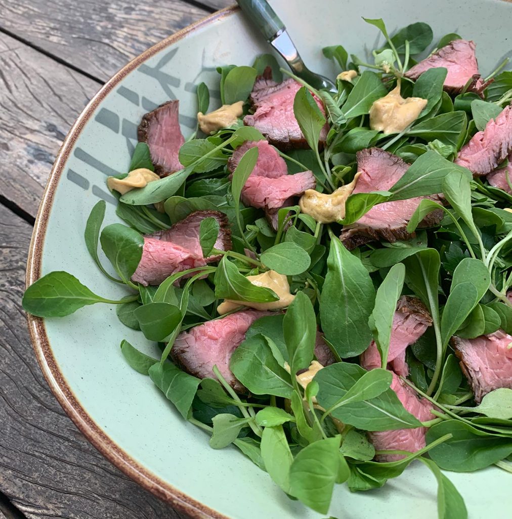 Texto: Outra opção elaborada pela Larissa é a salada de rúcula com rosbife e vinagrete de mostarda dijon. Foto: Larissa Januário.