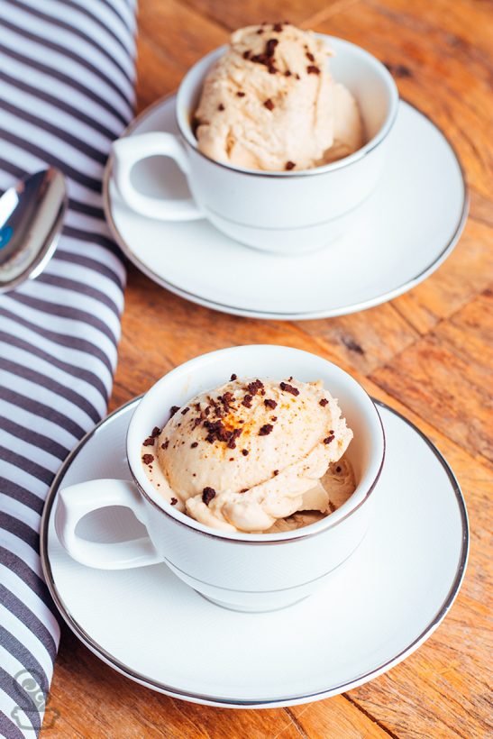 Duas xícaras brancas contendo sorvete de café