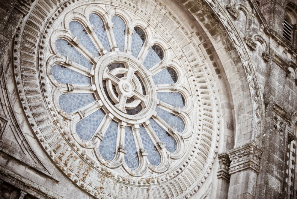 Texto: Figura de roseta presente na arquitetura da Catedral de Notre Dame, em Paris. Foto: mimohe/Shutterstock.