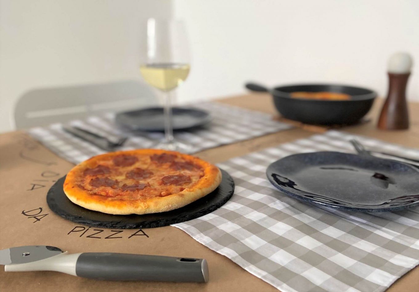 Criatividade na hora de servir: frigideira e tábuas deixam a mesa linda!