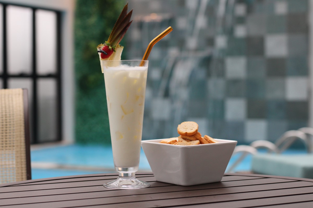 Texto: A Piña Colada é outra opção para quem prefere as bebidas mais doces. À base de abacaxi, traz um ar autêntico e tropical. Foto: Dable Marketing. 