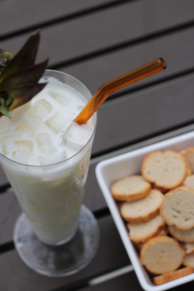 Texto: A Piña Colada é uma das receitas de coquetéis que preparamos neste post. O canudo da Oxford, feito de vidro borosilicato, completa o visual deste drink. Foto: Dable Marketing.