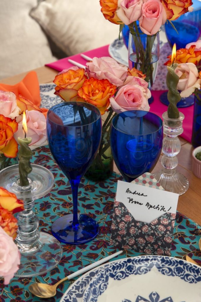 Detalhe da mesa mostra duas taças de cristal azul cobalto.