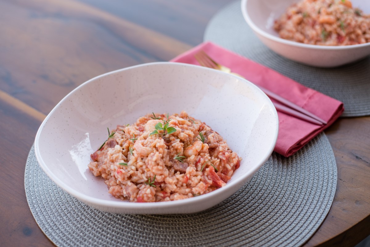 Texto: Surpreenda com esta receita de risoto de camarão com arroz arbóreo! Foto: Karla Rudnick.