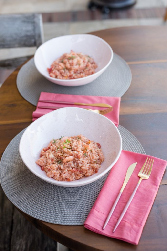 Texto: O risoto de camarão fica ainda melhor se acompanhado dos produtos Oxford! Na foto, tigela da coleção Pink Sand e talheres Madame. Foto: Karla Rudnick.