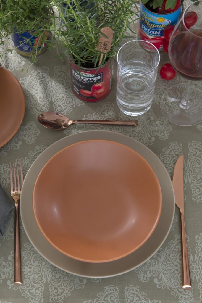 Foto feita de cima mostra as louças do almoço italiano.