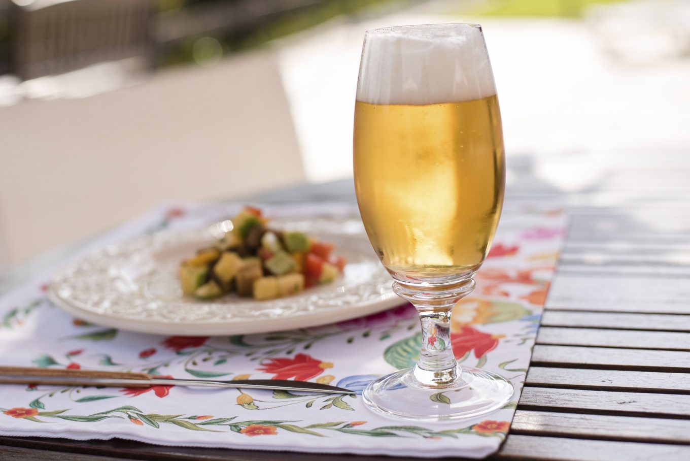 Imagem: almoço ao ar livre harmonizado com cerveja pilsen.
