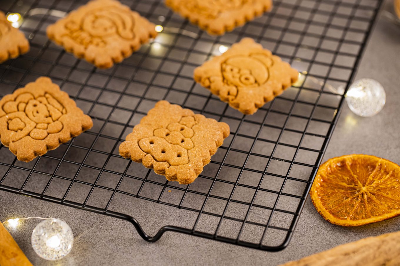 Imagem: biscoito de Natal com leite. 