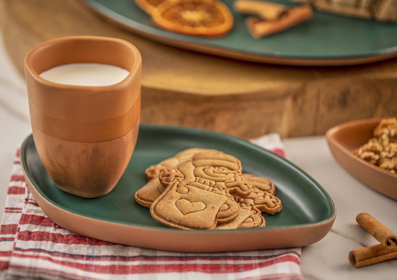 Imagem: biscoito de Natal com leite. 