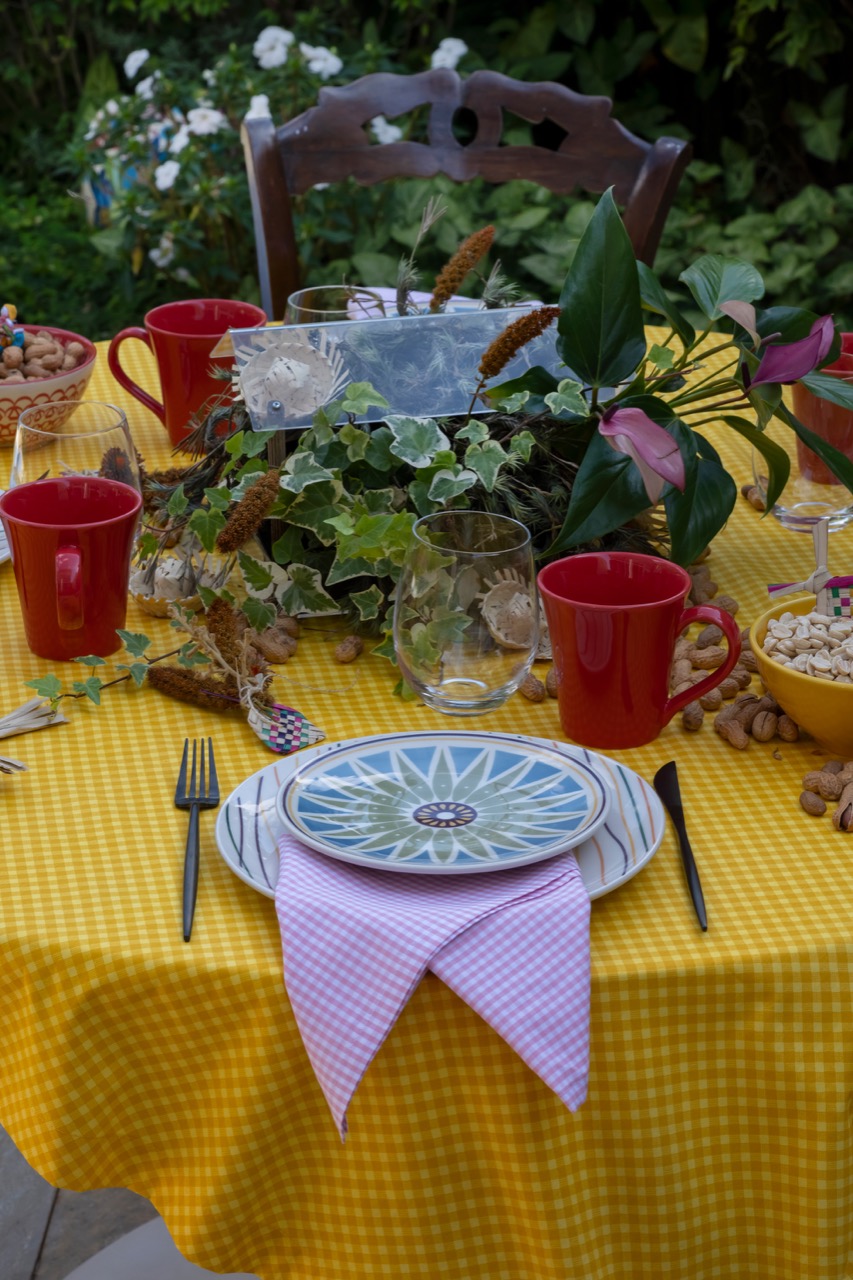 Mesa de festa junina num jardim.