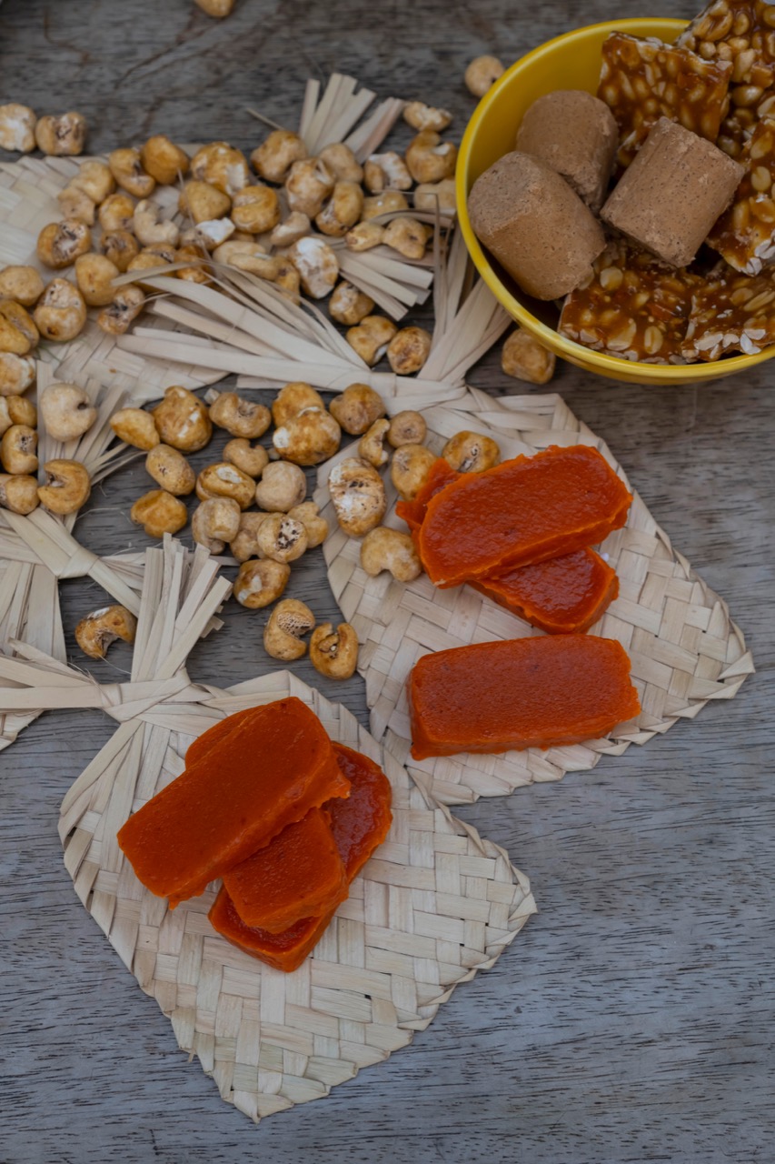 Leques de palha com fatias de doce de abóbora.