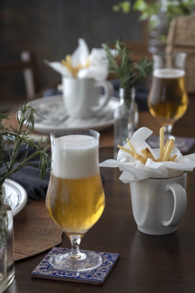 Taça de cristal com cerveja gelada.