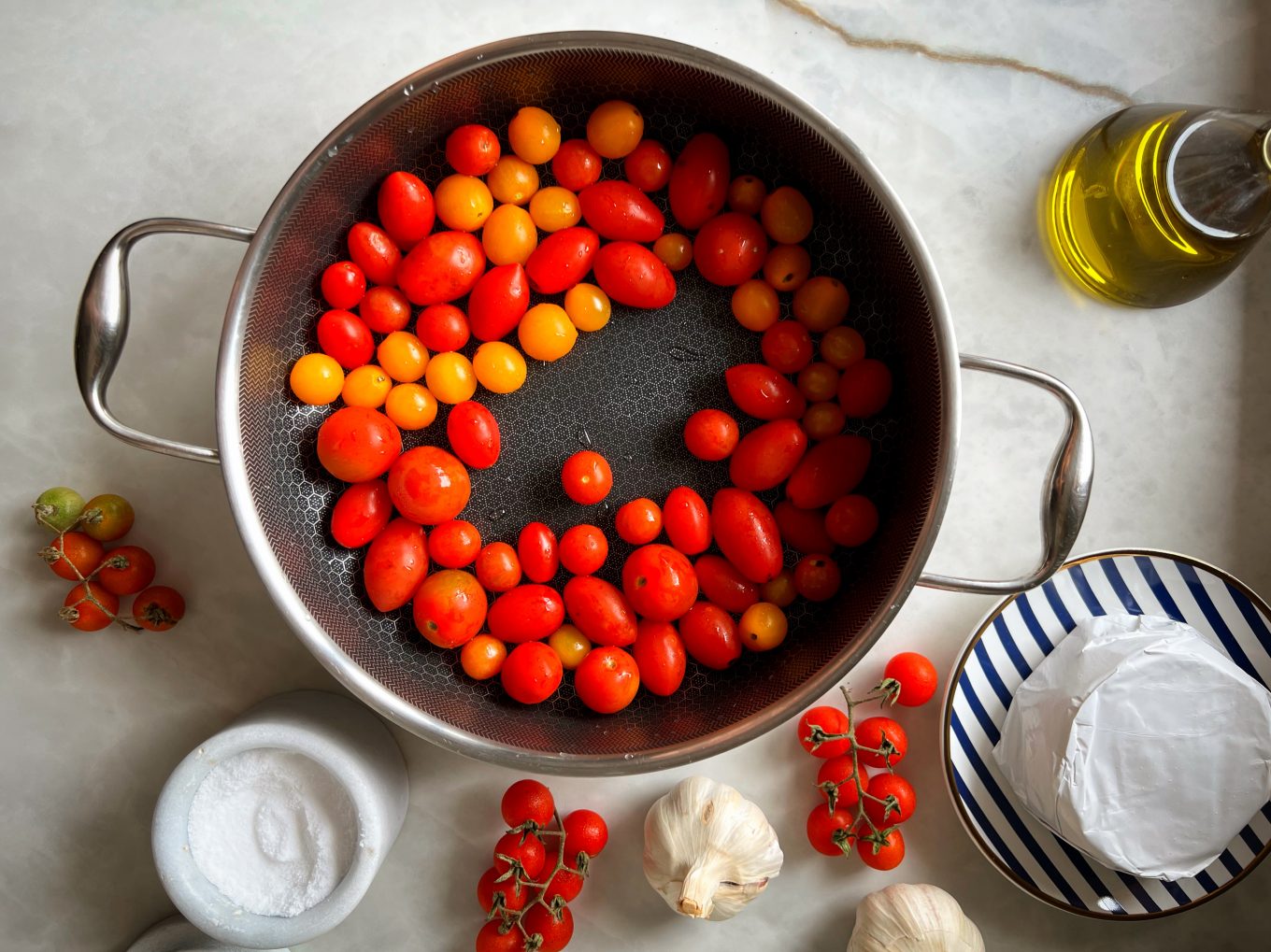 Imagem: panela com tomates e especiarias. 