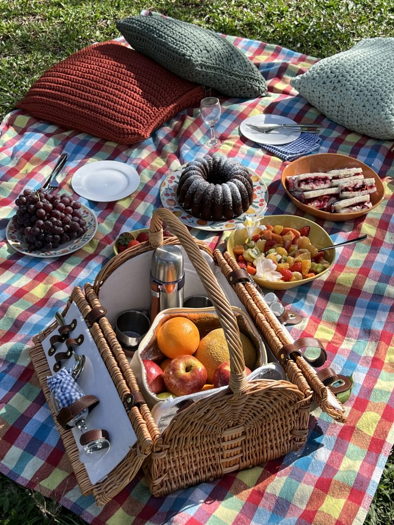 Imagem: cesta de piquenique em toalha xadrez.