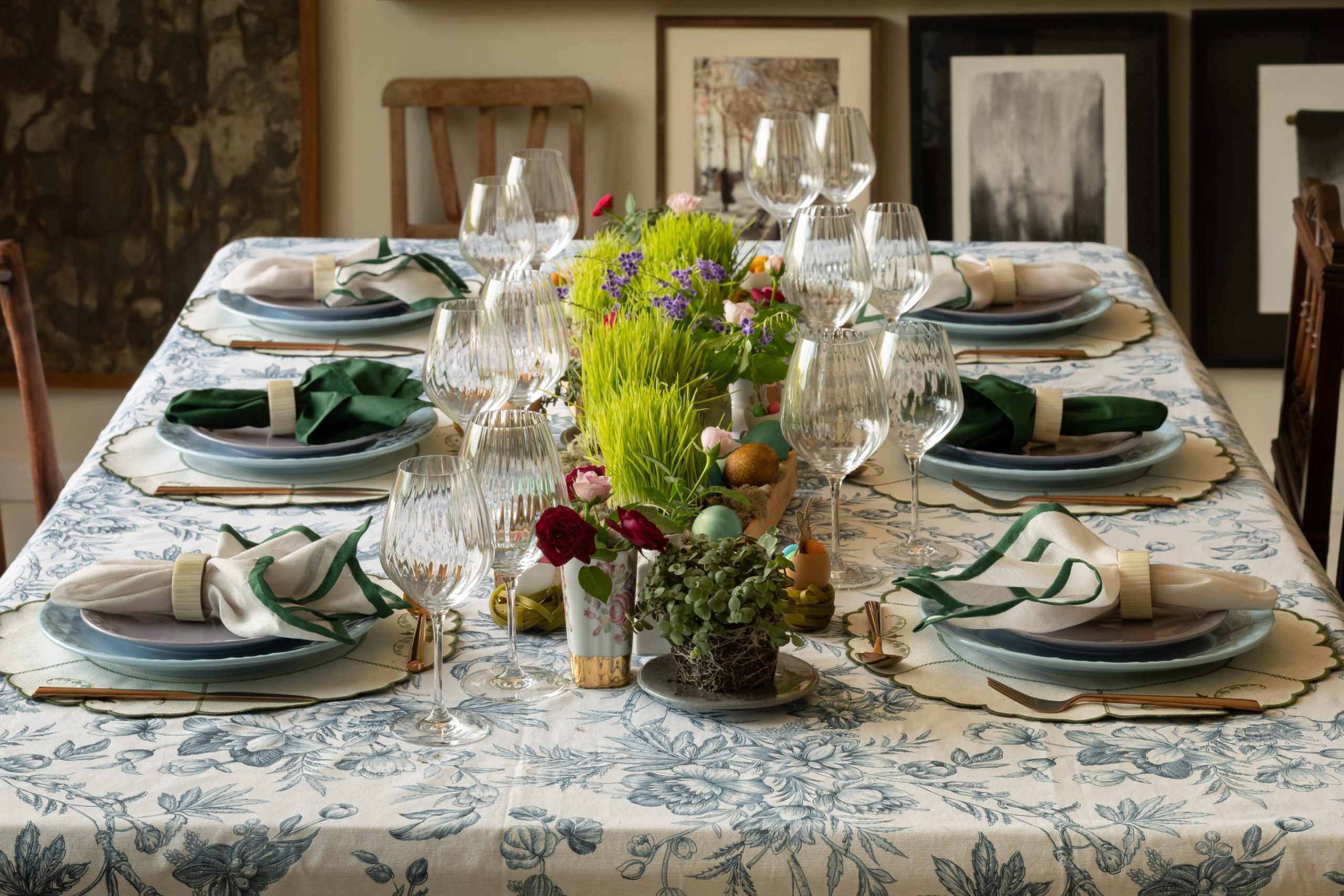 Imagem: mesa posta de Páscoa com pratos rasos azuis e pratos de sobremesa lilás. 