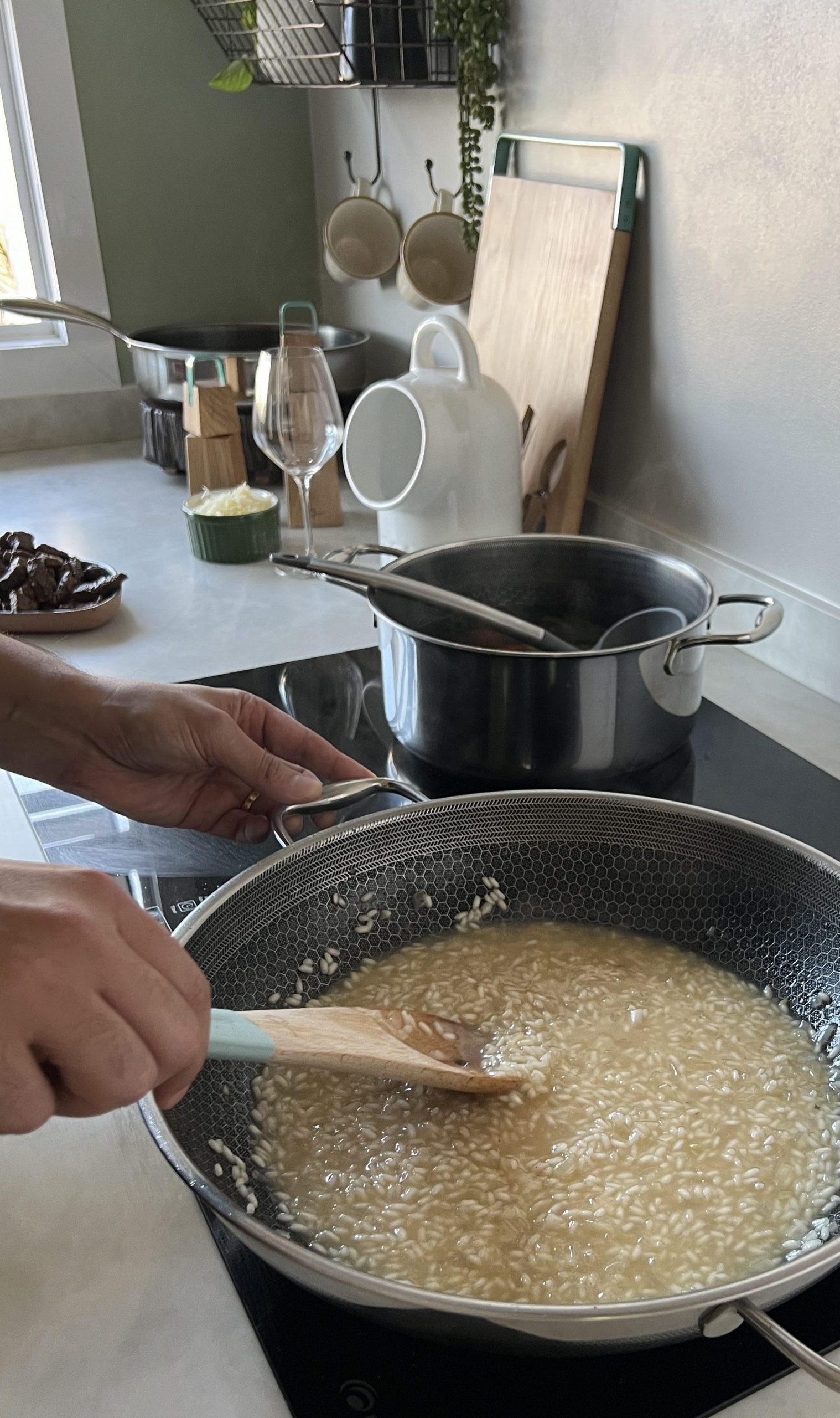 Imagem: panela no fogão de indução preparando o risoto. 