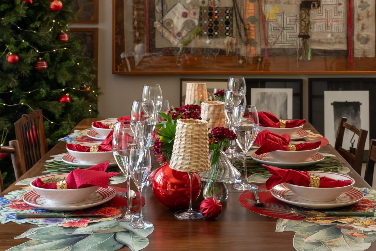 Imagem: mesa com louça de Natal em mesa decorada com bolas natalinas.