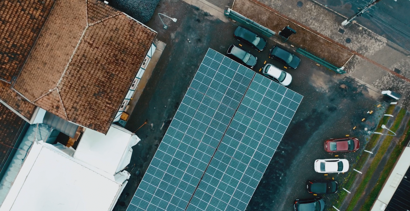Imagem: iniciativas sustentáveis da Oxford, painel solar visto de cima.