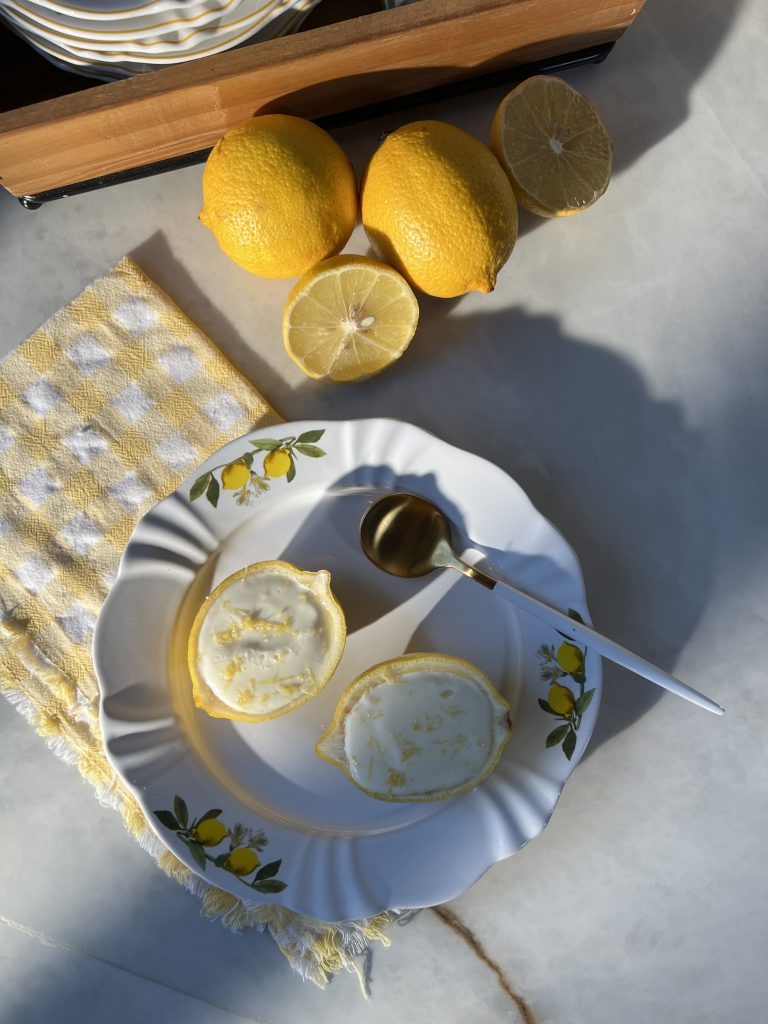 Imagem: mousse de limão servido em cascas de limão siciliano sobre prato de sobremesa da Oxford Soleil Limoni.