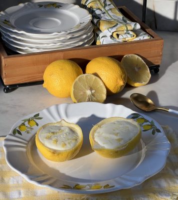 Imagem: mousse de limão servido em cascas de limão siciliano sobre prato de sobremesa da Oxford Soleil Limoni.