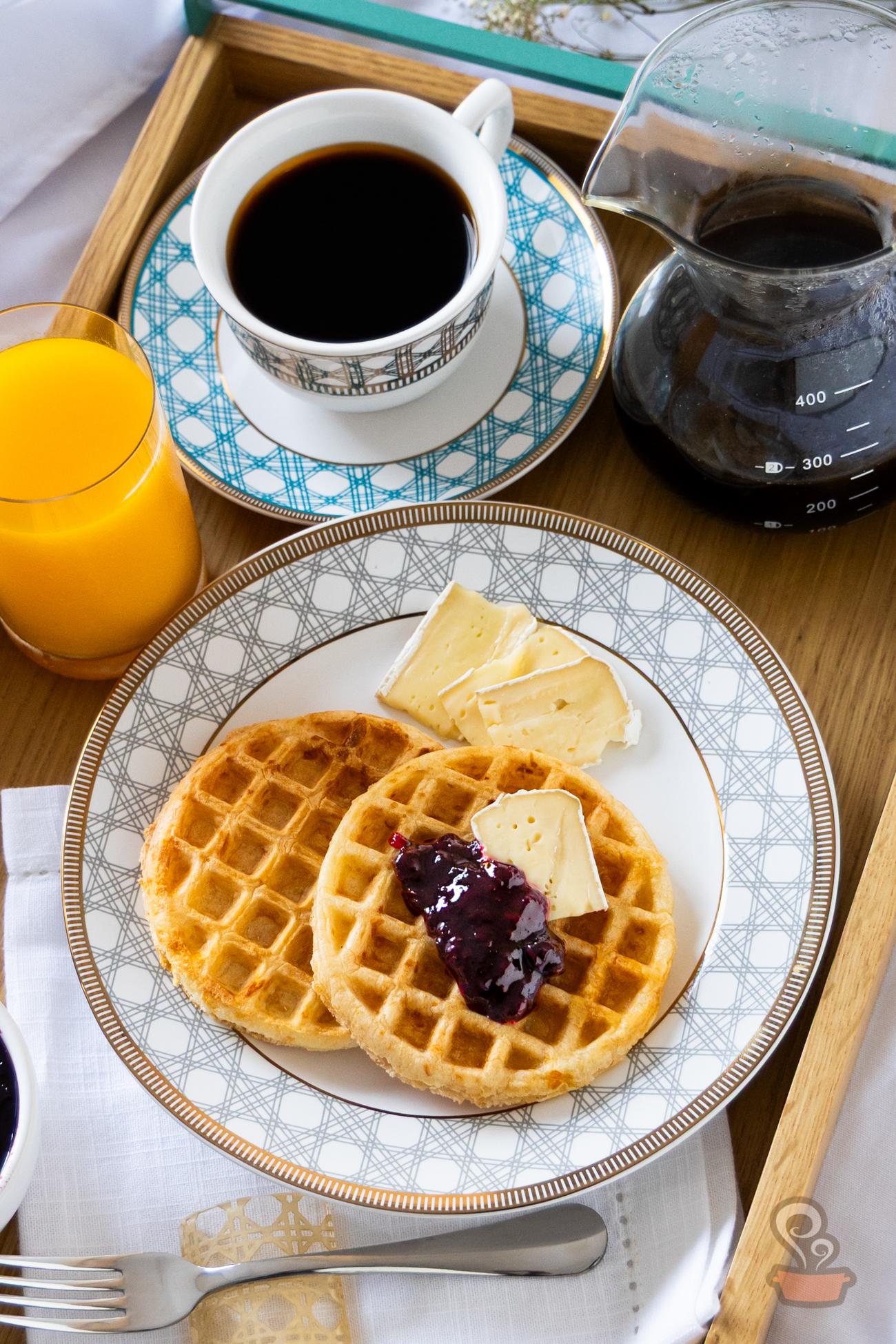 Waffle de pão de queijo recheado com brie Waffle de pão de queijo recheado com brie