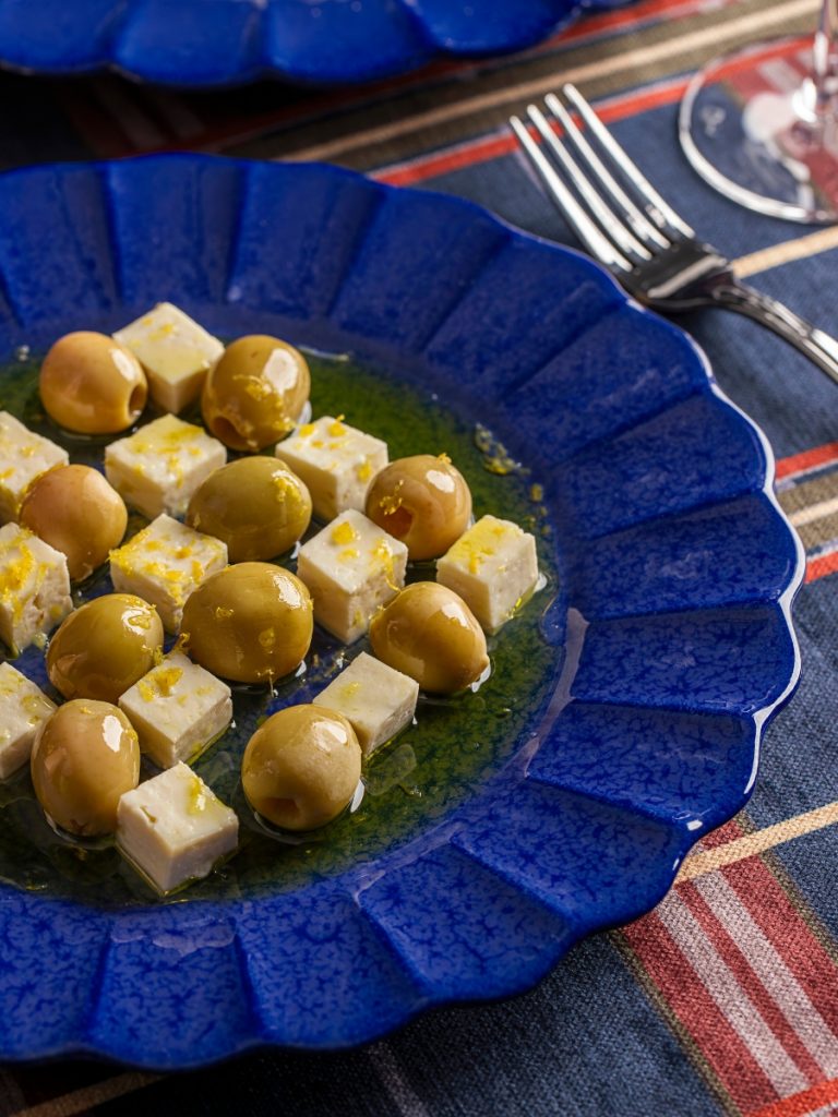 Imagem: entrada para o Natal servida em porcelana azul royal da Oxford.