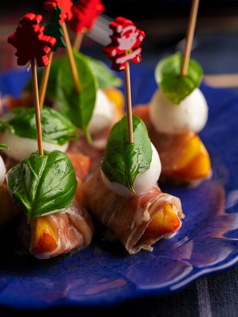 Imagem: entrada para o Natal servida em porcelana azul royal da Oxford.