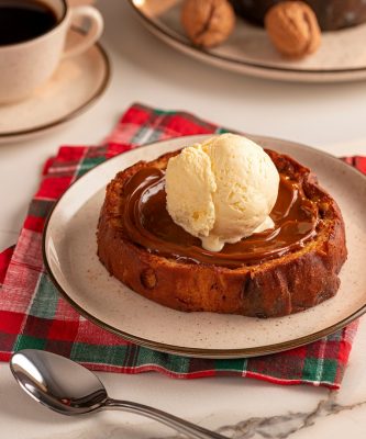 Imagem: rabanada sem leite condensado com bola de sorvete servida em prato bege com filete marrom Flat Duna da Oxford.