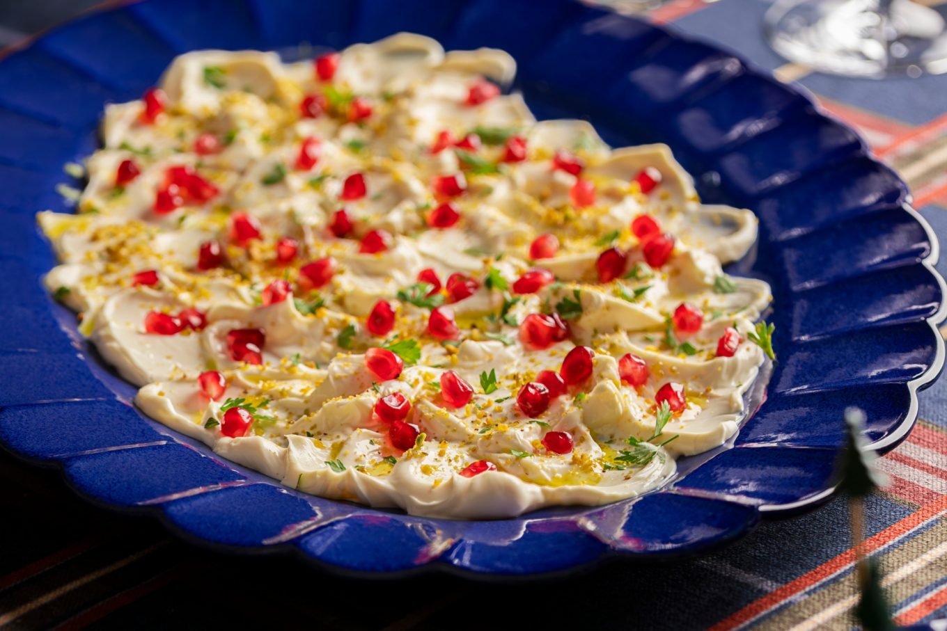 Imagem: entrada para o Natal servida em porcelana azul royal da Oxford.