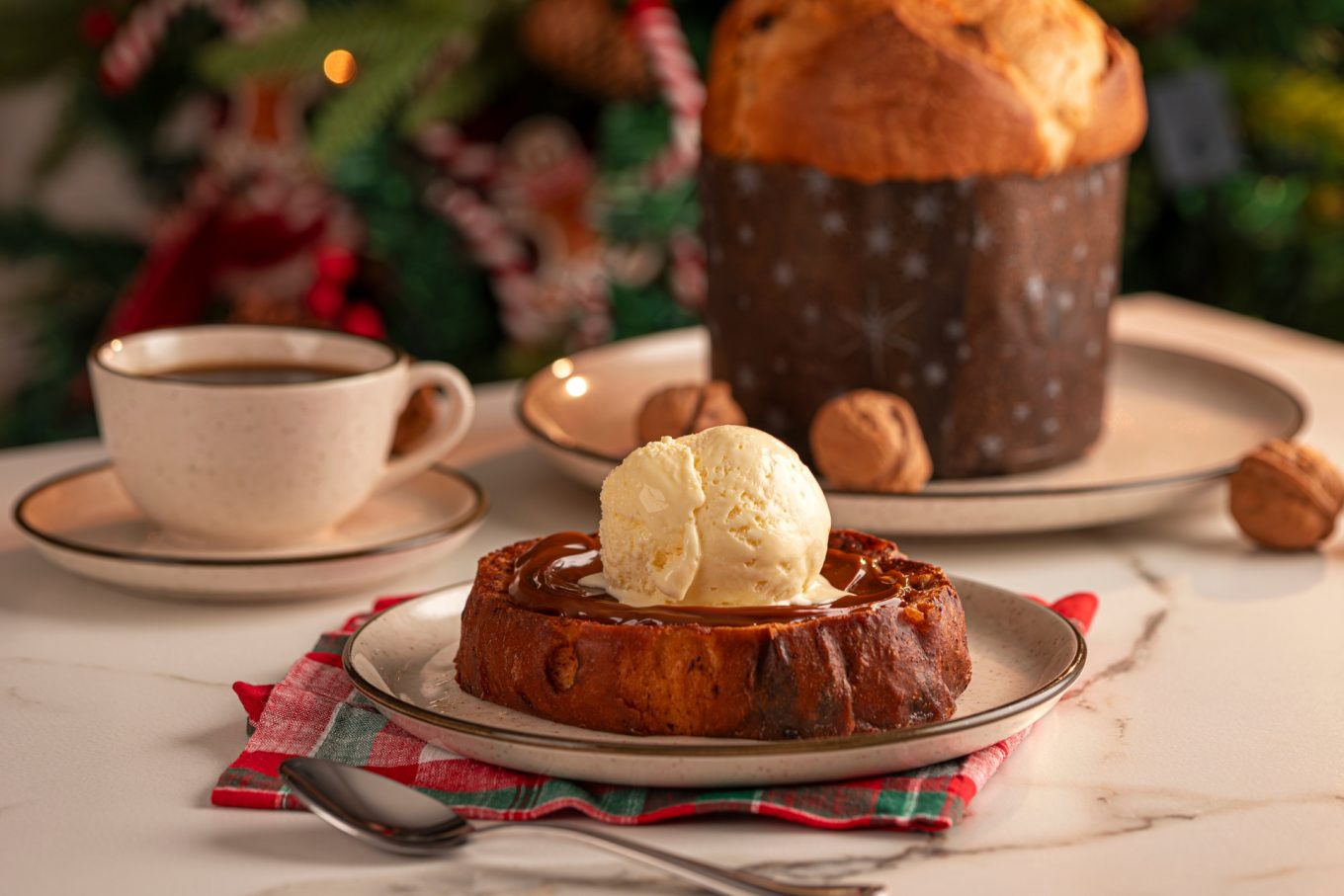 Imagem: rabanada sem leite condensado servida em prato bege com filete marrom Flat Duna da Oxford. 