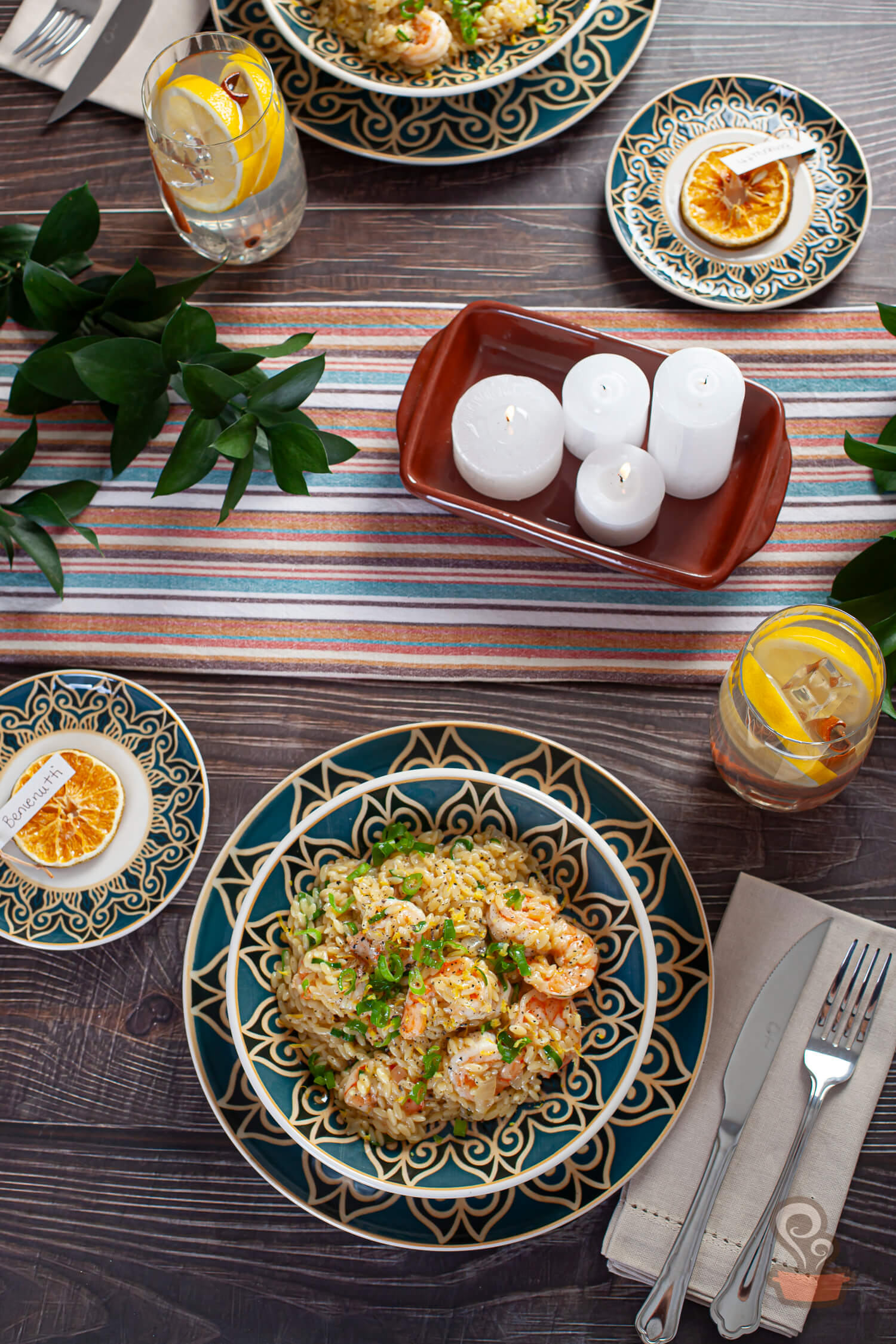 Imagme: Risoni com camarão e limão siciliano servido em prato fundo. 