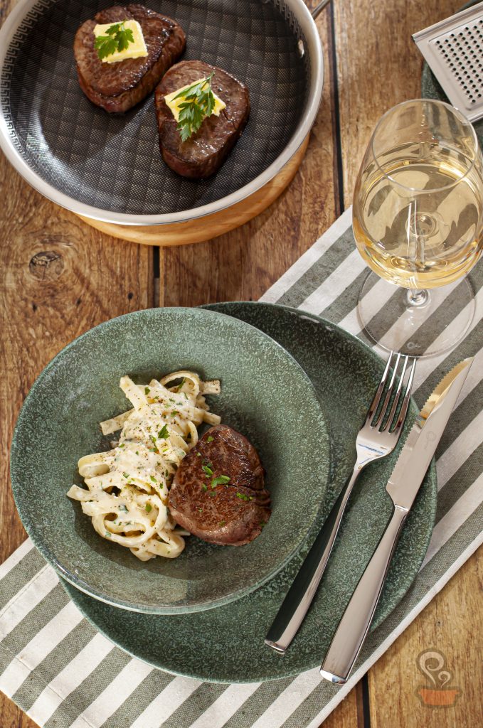 Fettuccine Alfredo com Filé Mignon