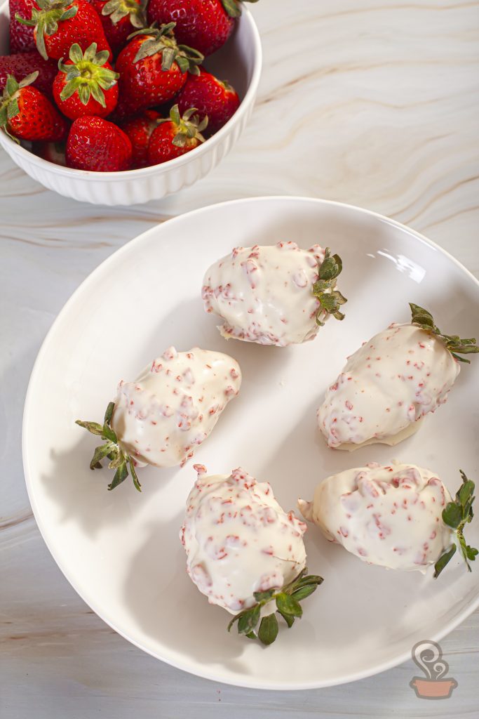 Morango cravejado com casquinha crocante servido em prato Oxford Porcelanas Friss
