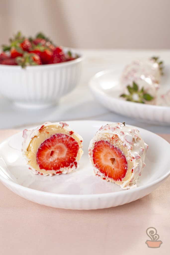Morango cravejado com casquinha crocante servido em prato Oxford Porcelanas Friss
